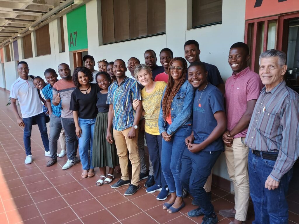 Imagen de la profesora Josefa Ramoni Perazzi en Mozambique