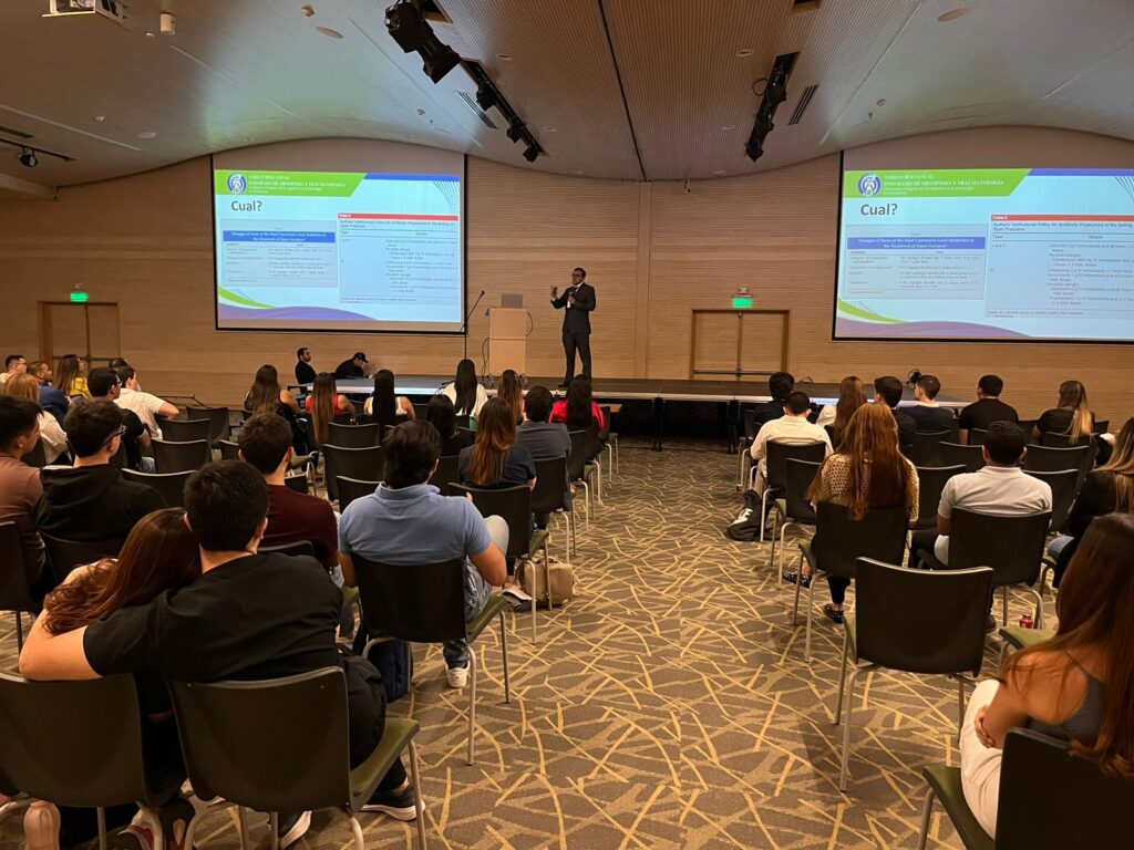 Auditorium with attendees of the XXIII Annual Course of Residents of the Orthopedics and Traumatology Postgraduate Course of the Universidad Industrial de Santander (UIS).