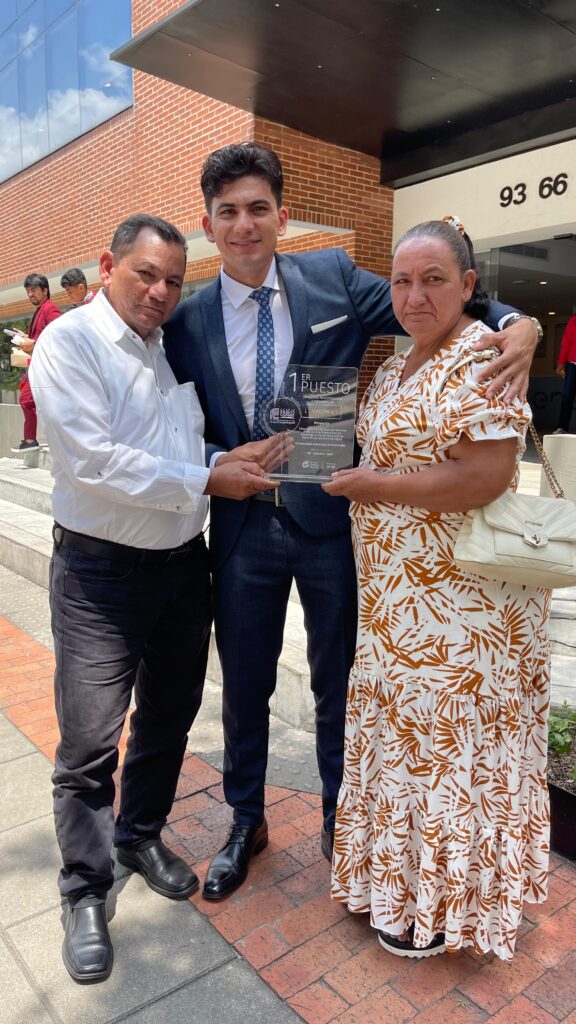 Estudiante de la Maestría en Ingeniería de Materiales de la UIS gana el primer lugar en los Premios Fabio Chaparro 2024, junto a sus padres