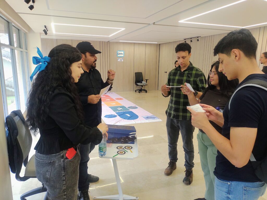 Estudiantes participando de la actividad sobre trata de personas, en el estand dedicado al tráfico de órganos. 