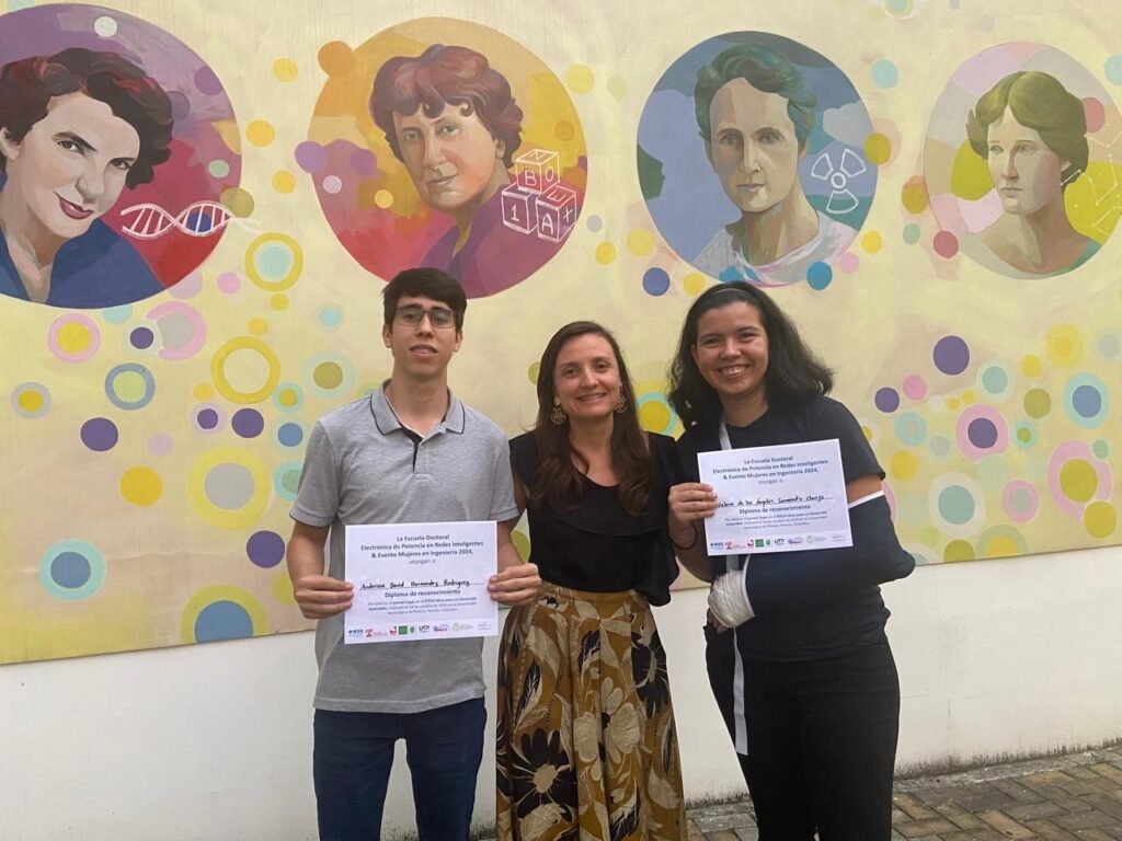 Valeria de los Ángeles Sarmiento Clavijo y Anderson David Hernández Rodríguez, estudiantes del programa de pregrado en Ingeniería Electrónica, junto a profesora María Alejandra Mantilla Villalobos, en  concurso PITCH 