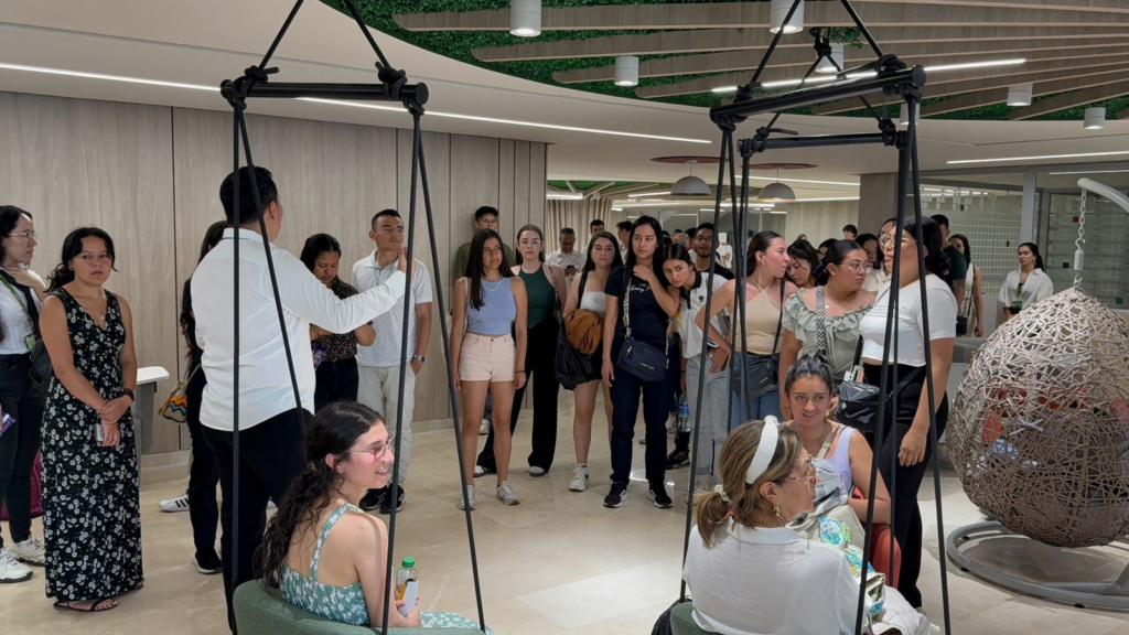 Imagen de estudiantes de Licenciatura en Psicopedagogía de la UPTC en la Biblioteca UIS.