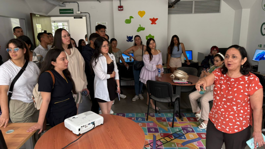 Foto de una actividad durante la visita de estudiantes de la UPTC