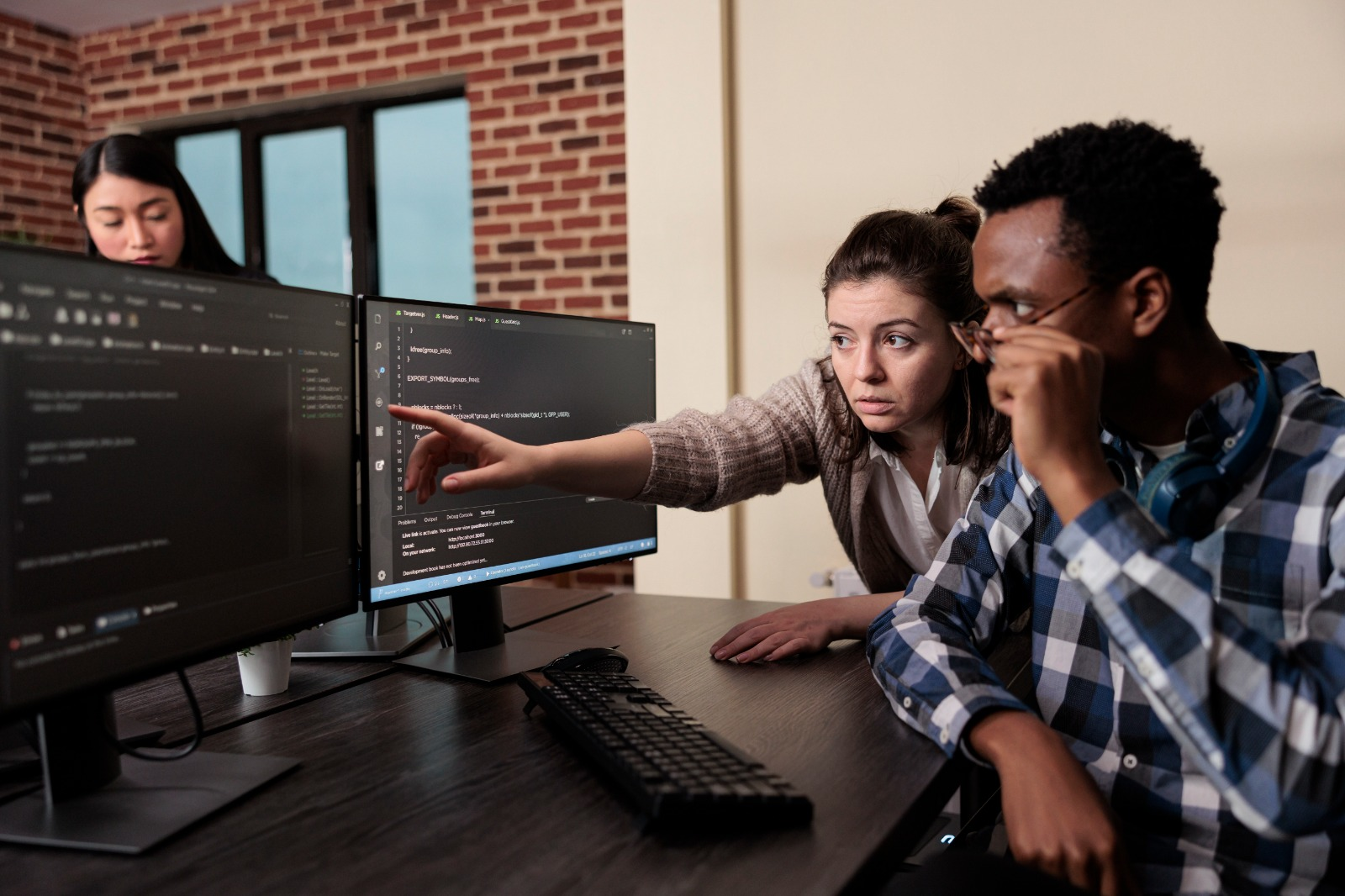 Personas utilizando un computador, donde se ve un documento.