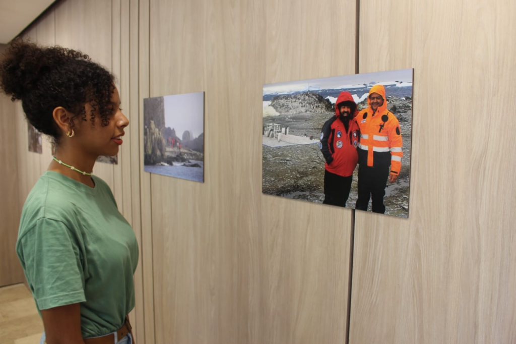 Estudiante UIS recorriendo la exposición 'Al sur del sur'.