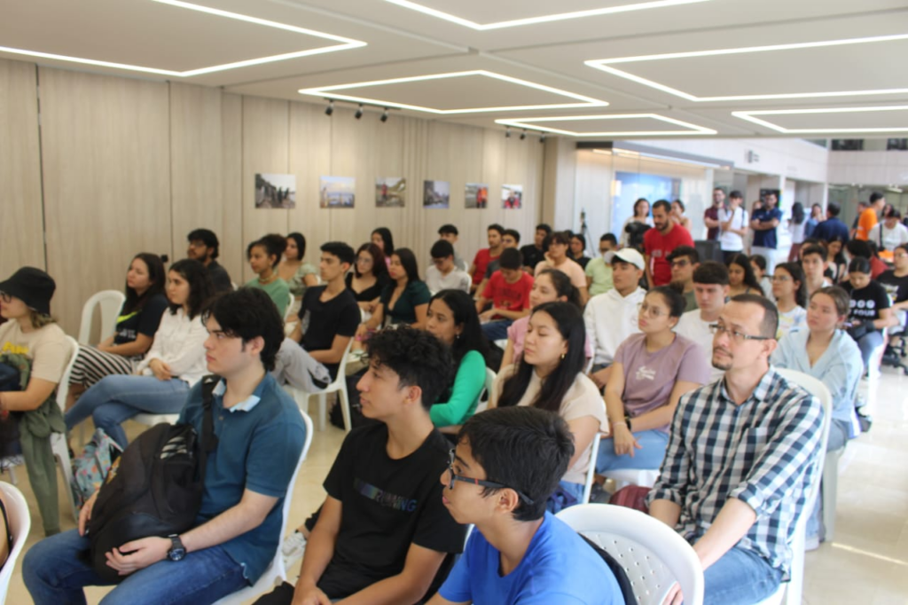 Estudiantes UIS participando en las charlas sobre la antártida 