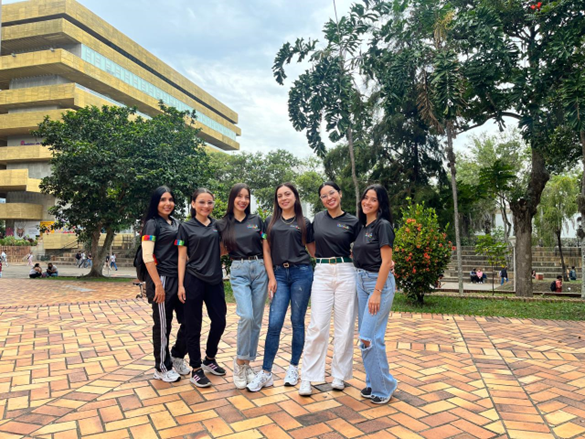 Jazmín Natalia Padilla Soto y Karol Vaneza García Camargo, Daniela Villamizar, Diana Pineda,  Daniela Pinzón y Jennifer Martínez del programa Licenciatura en Educación Básica Primaria UIS.