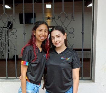 Luisa María Díaz y Angy Juliana Pineda Torres, semillerista de cuarto y sexto semestre de la Licenciatura en Educación Básica Primaria UIS.