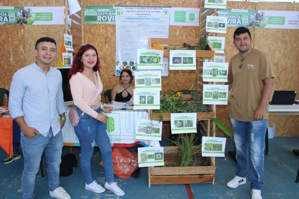 Members of the Sipaf seedbed of the Zootechnics program of the UIS Malaga Campus with a sample and exhibition of forages from the region that work as an alternative animal feed.