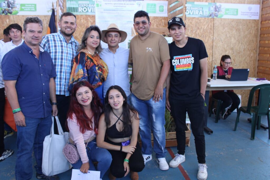 Coordinator of the UIS Malaga Campus, Deicy Dalila Delgado Diaz and members of the Sipaf Semillero of the Zootechnical program of the UIS Malaga Campus who stand out for their research projects to improve animal feed.