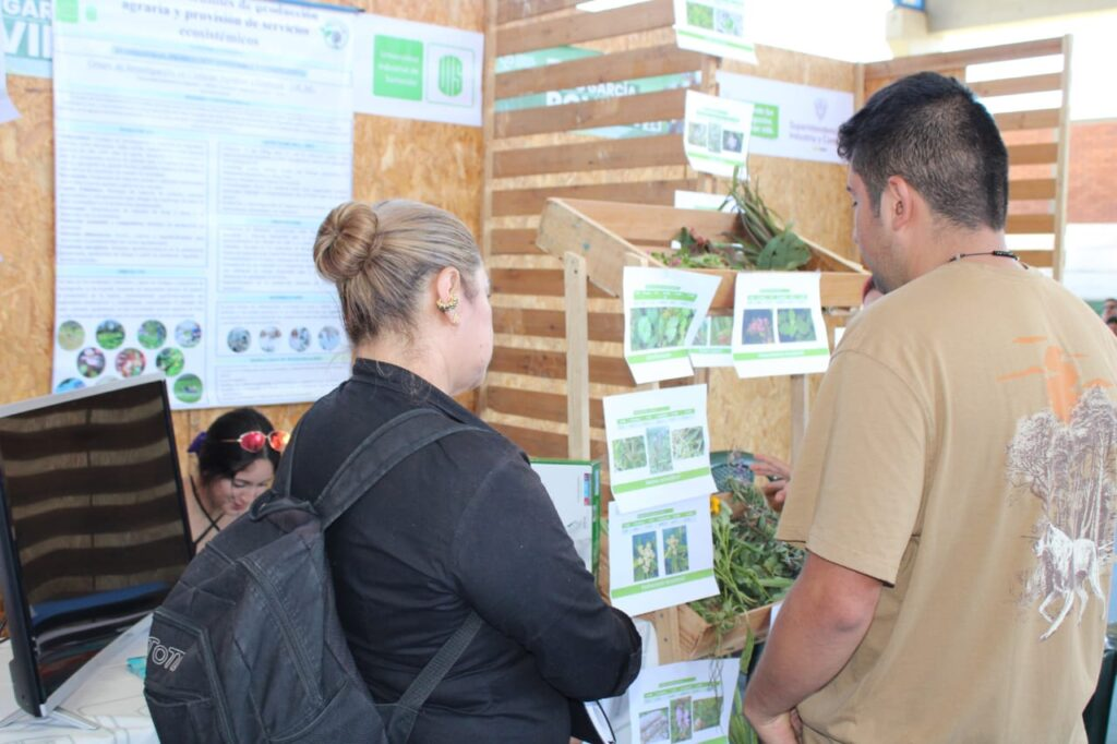 Participants from the community at Expo Garcia Rovira frequented the stand of the UIS Malaga Campus and the samples of forages from the region.