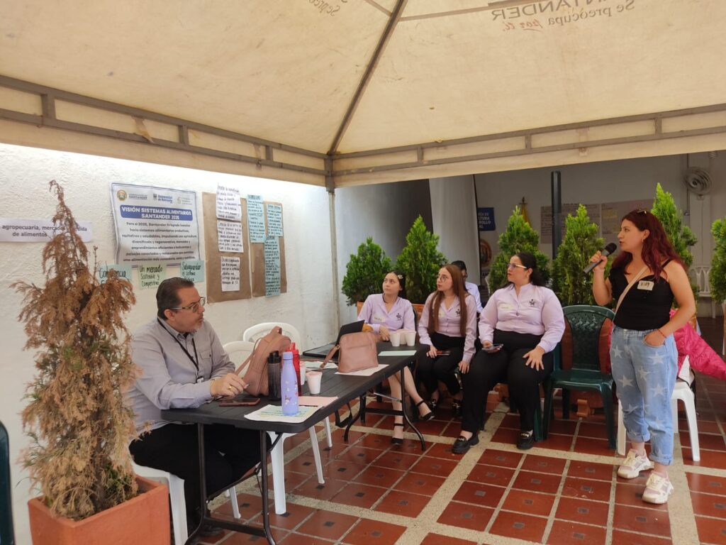 Leidy Zambrano, a student of the Animal Husbandry program, participates in the workshop “Alliance for food and land use in Santander”.