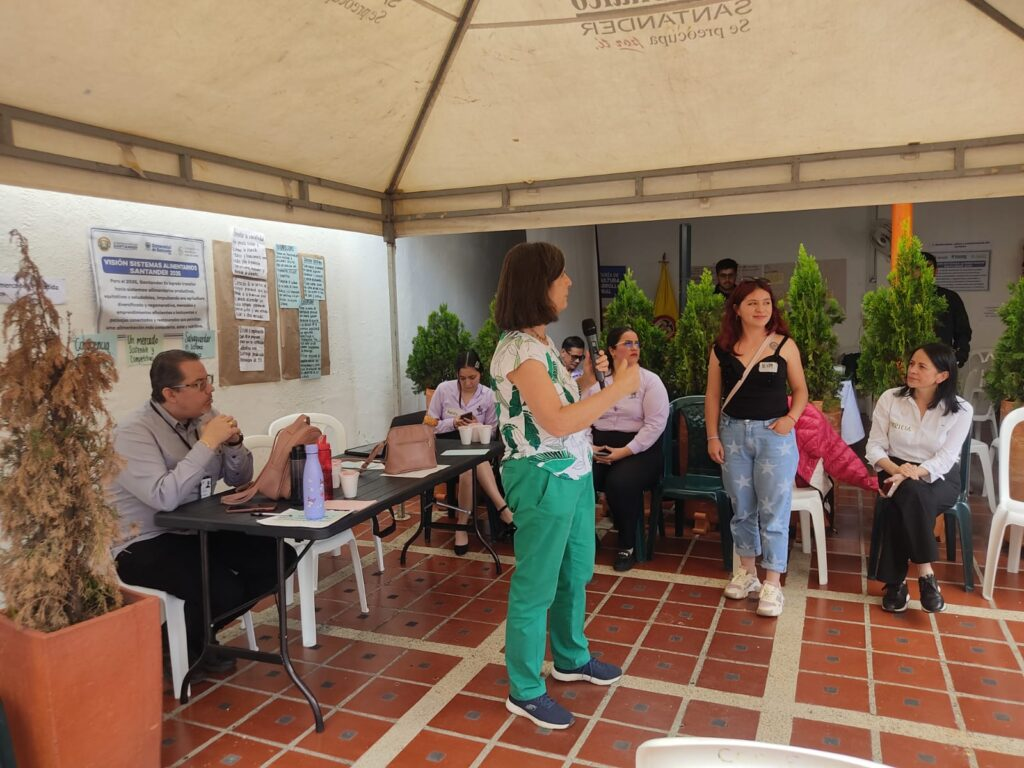 Officials from the Secretariat of Agriculture of Santander socialize important issues for sustainable rural development to the participants.