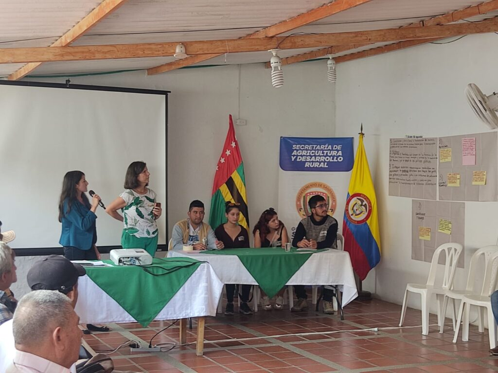 Officials from the Secretariat of Agriculture of Santander explain the construction of the roadmap for the transformation of food systems and land use in the department. 