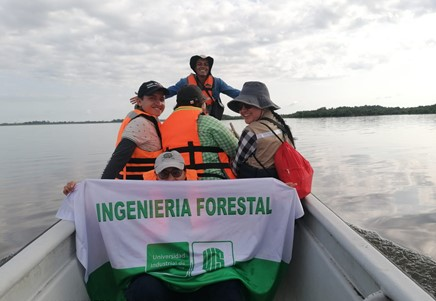 Forestry Engineering students on a tour of the Magdalena River.