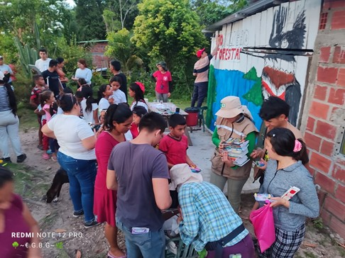 Students of the Forestry Engineering program and teachers Doris Duarte and Sandra Diaz, delivered school kits to local children.