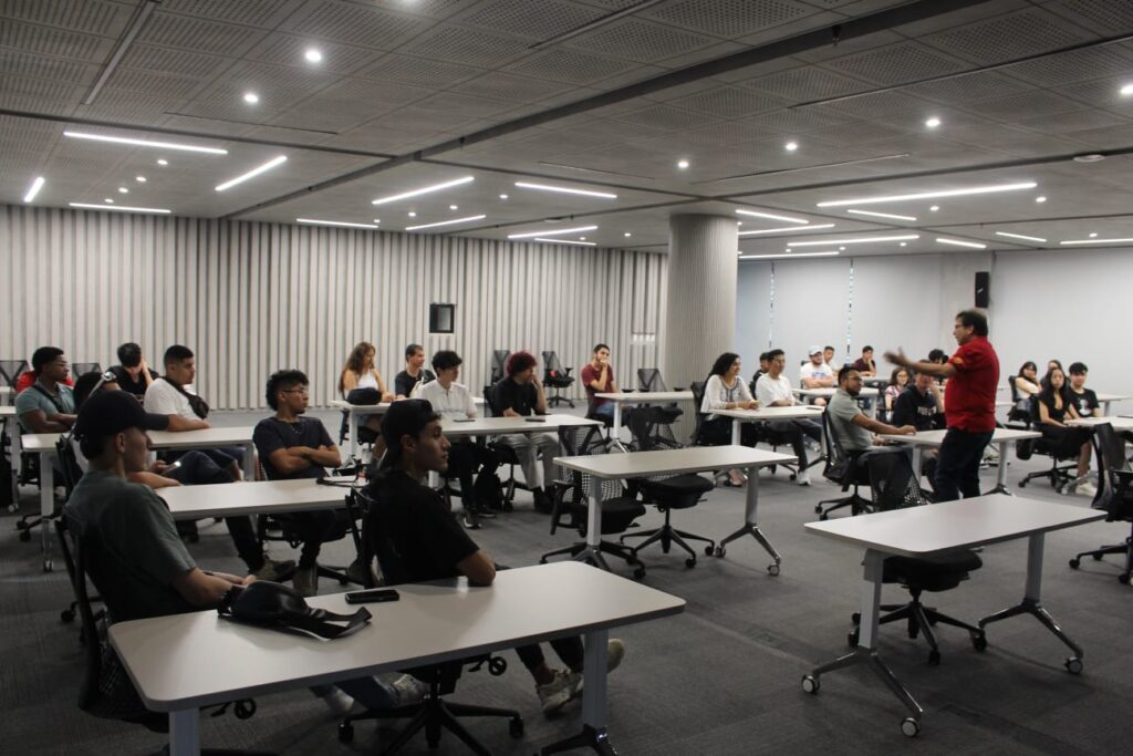 Imagen que muestra a los estudiantes y profesores de la Universidad de Cundinamarca en el recorrido