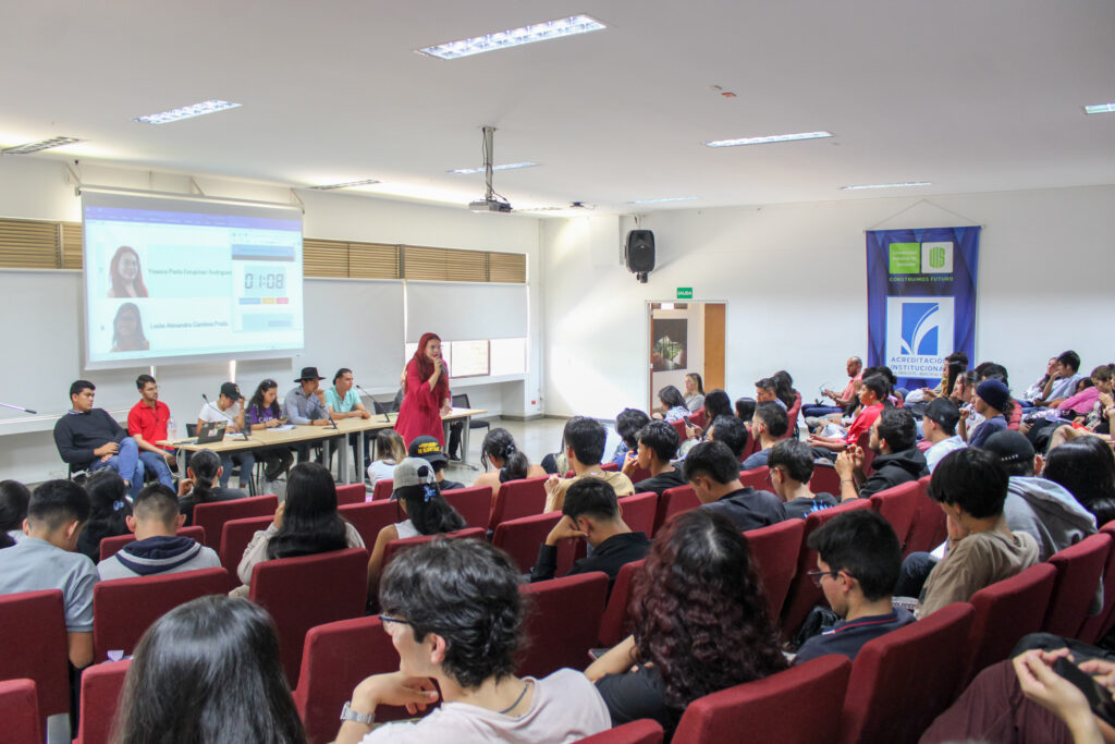 El candidato Cesar Andrés Aguilar Talero realiza intervención en el foro de candidatos para la elección de representante ante el comité de Bienestar Universitario