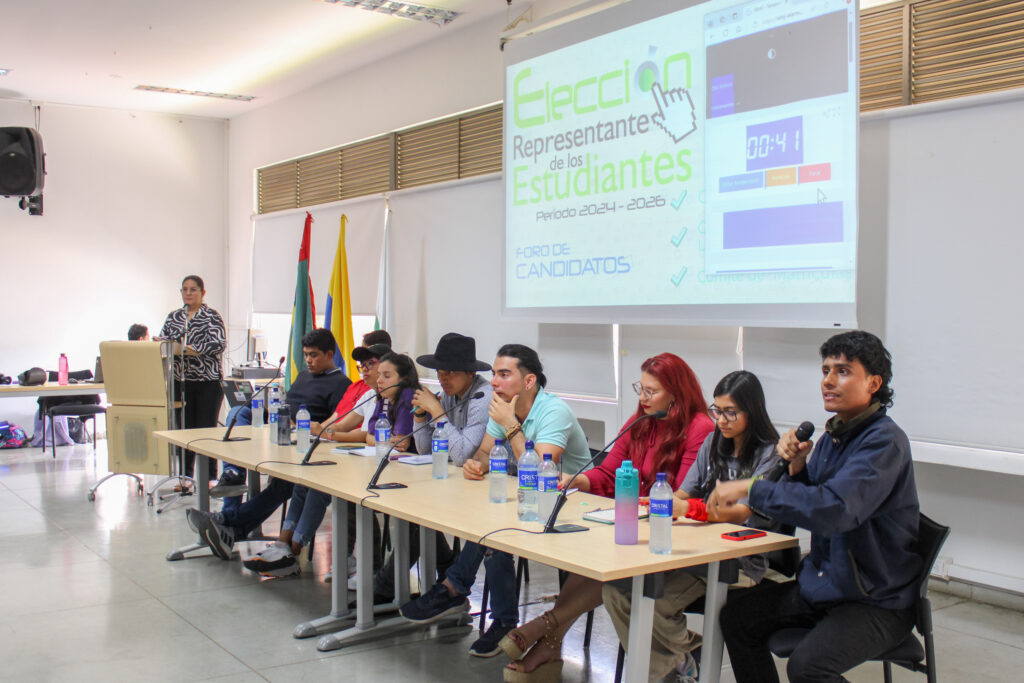 Los candidatos representantes de los estudiantes en la mesa principal, en el foro de la UIS Sede Barbosa 