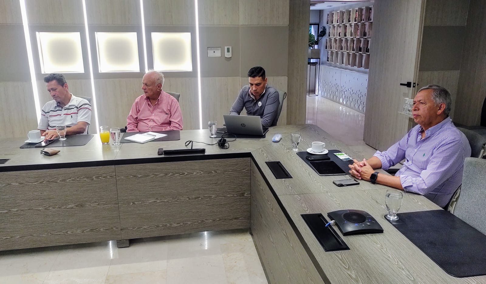 The rector of the Universidad Industrial de Santander, Hernán Porras Díaz, together with members of the Board of Directors of UISALUD in session.