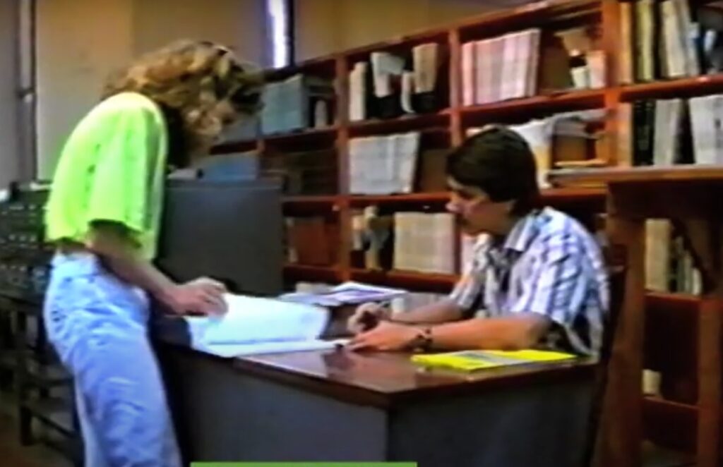 Jairo Araque en la Biblioteca Central UIS de los años 80.