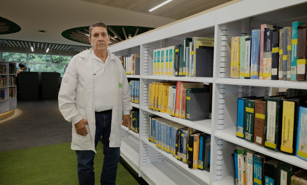 Jairo Araque Gutiérrez,  bibliotecario, de la UIS