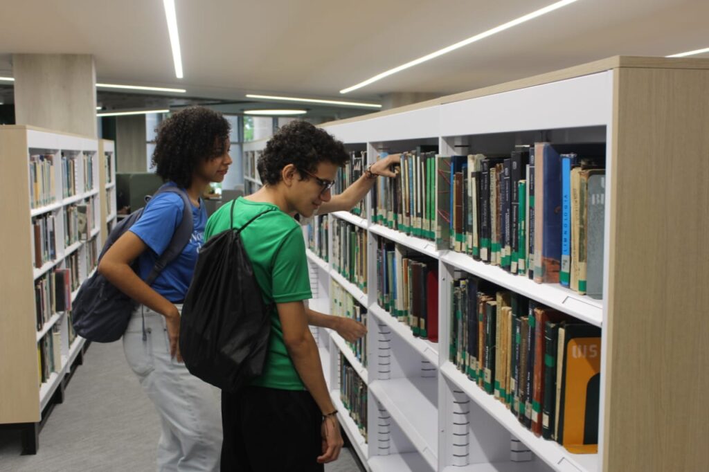 Imagen de estudiantes buscando libros en la Biblioteca Central de la UIS.