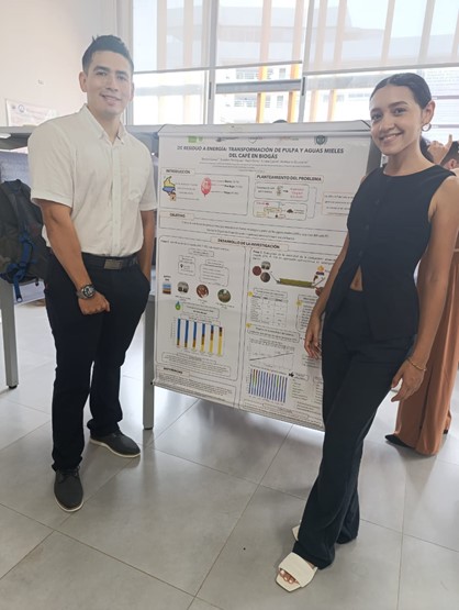 Estudiantes UIS, Brandon Rodríguez y Sheyla Gómez, durante su participación en evento de semilleros de investigación de la RedCOLSI. 