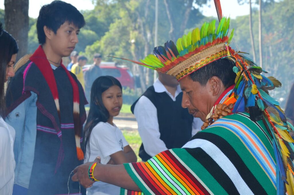 Líder de comunidad indígena en un ritual