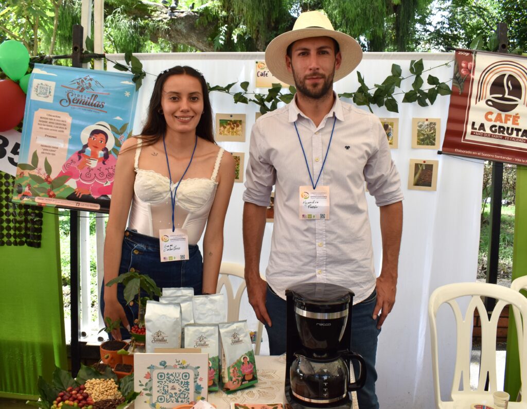 Estudiantes presentan su proyecto de café orgánico de la región.