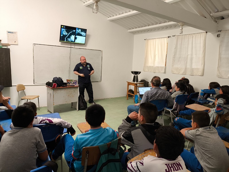 Imagen que muestra una de las charlas de uno de los profesores del Grupo Cemos.