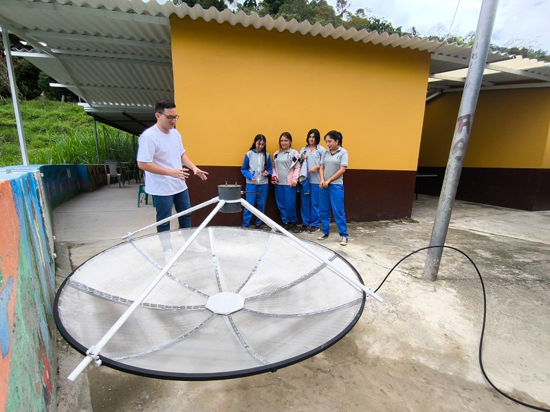 Image showing the antenna installed at the Matanza school.