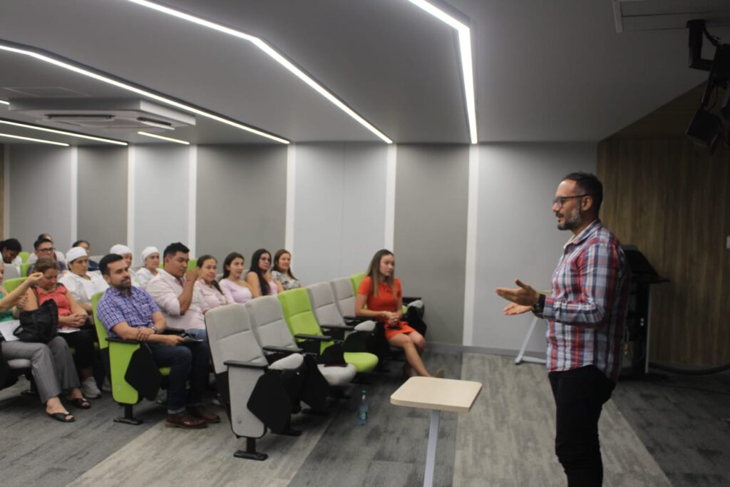 Imagen que muestra al director de Bienestar Estudiantil hablándole al personal