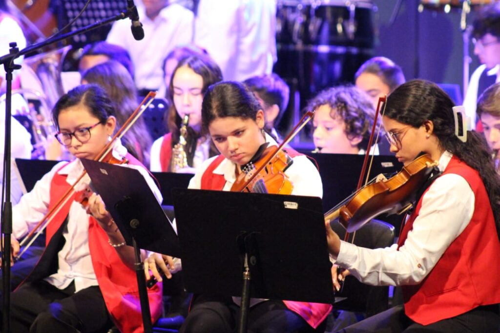 Imagen de integrantes de la Banda Sinfónica de la Fundación Colegio UIS en U24 Fest