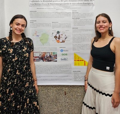 Estudiantes UIS, Daniela Calderón y Diana Grimaldos, durante su participación en evento de semilleros de investigación de la RedCOLSI. 