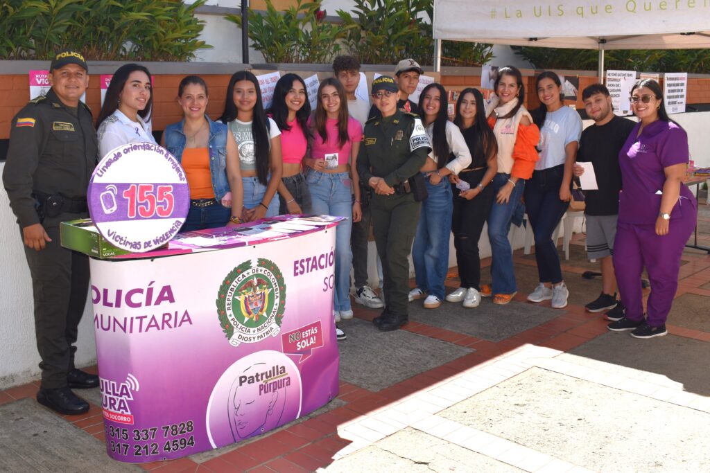 Estudiantes, miembros de la Policía Nacional y personal de Bienestar Estudiantil.