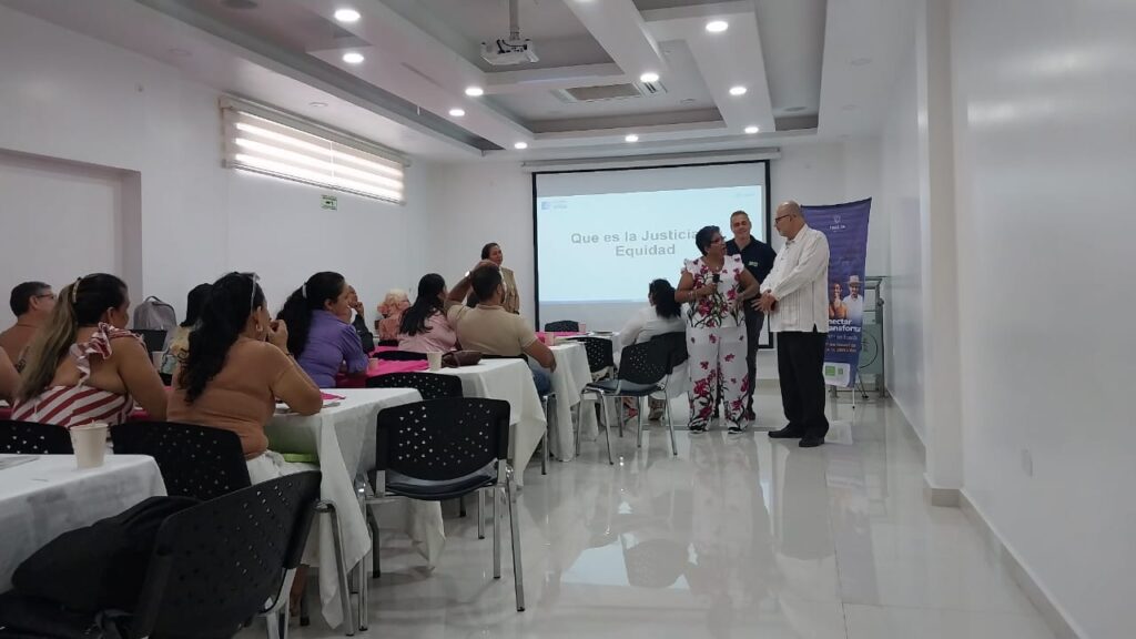 Salón con personas que participaron en el diplomado