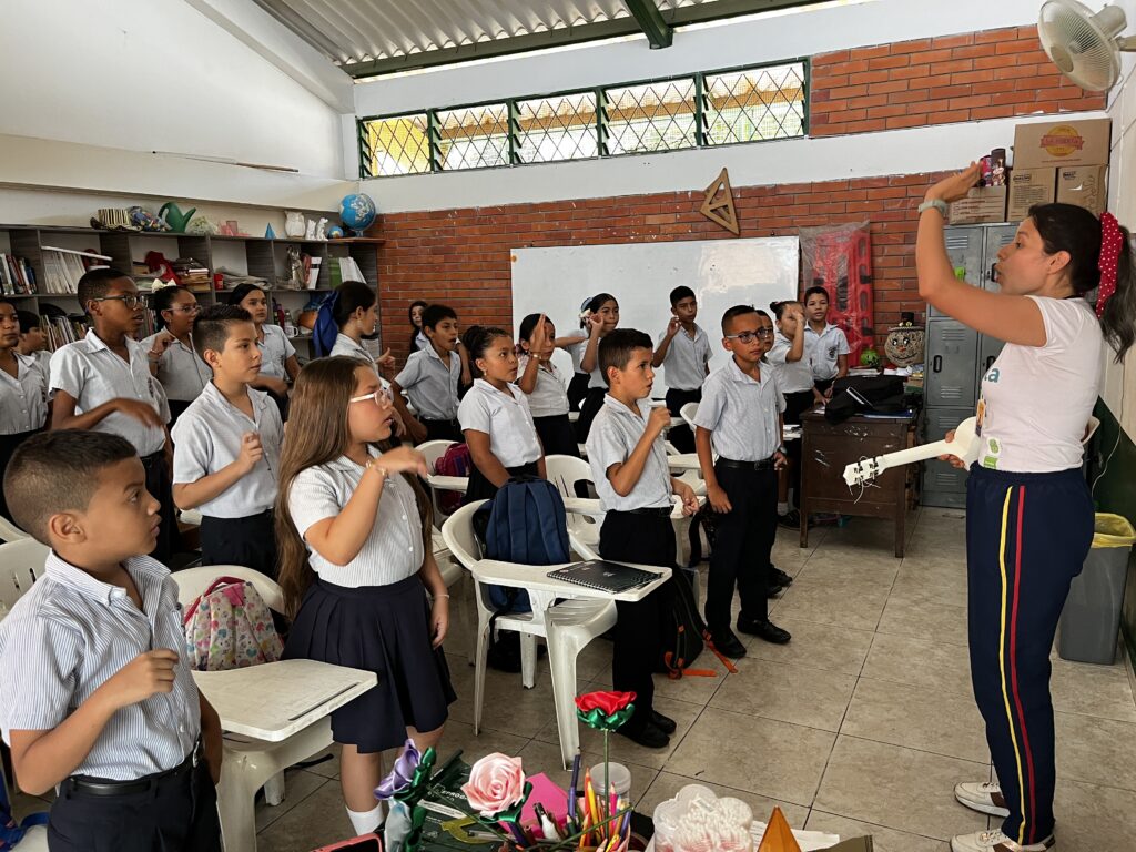 Profesora con estudiantes en clase de música PSCP-UIS