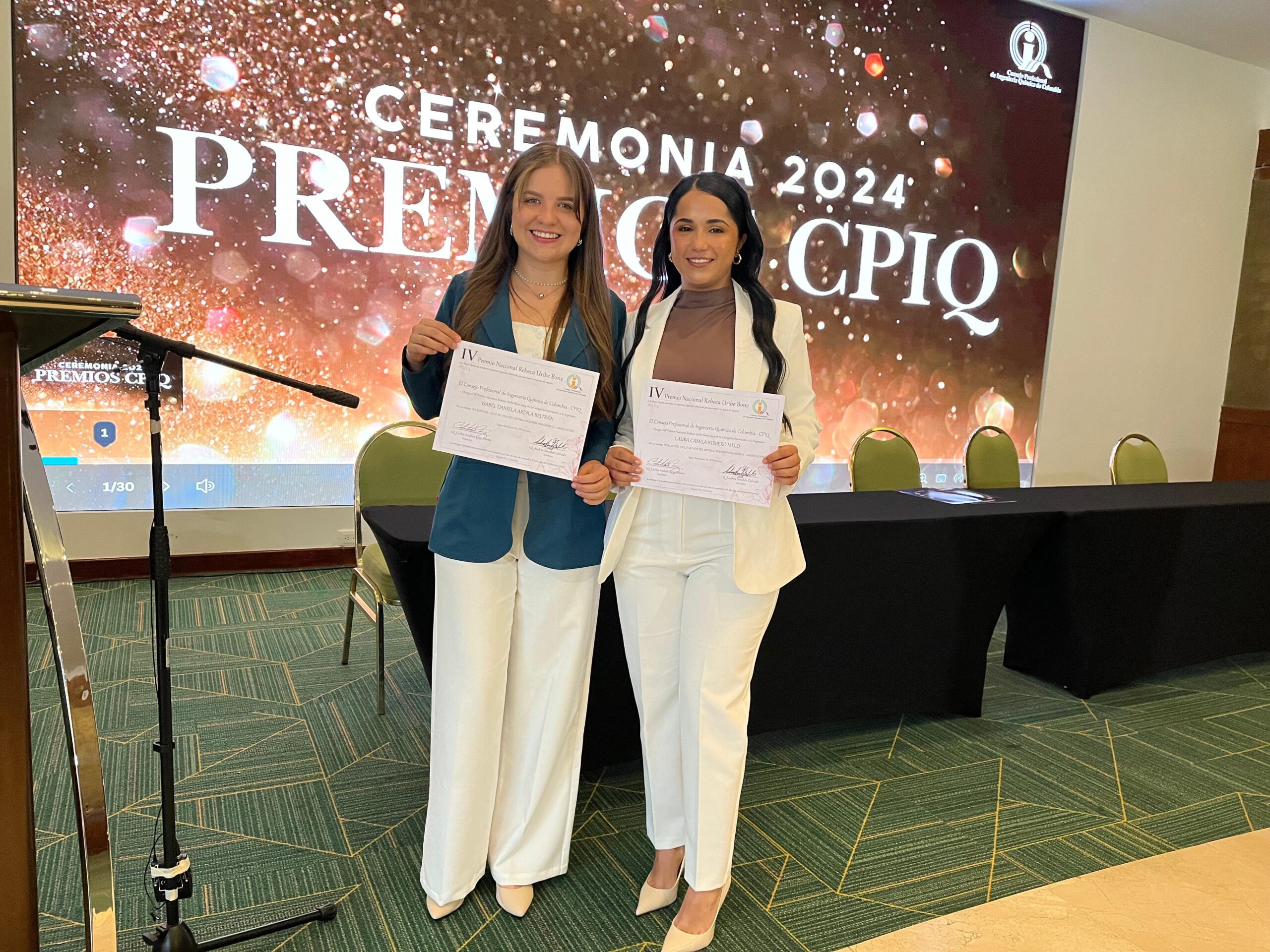 Estudiantes Isabel Ardila y Laura Romero, de la Escuela de Ingeniería Química, ganadora del Premio Nacional Rebeca Uribe Bone 2024.