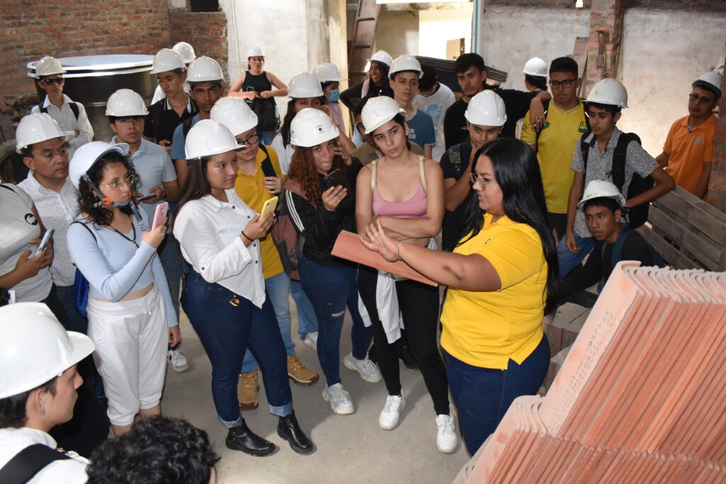 Los estudiantes aprendiendo a  identificar los distintos materiales de tejas.