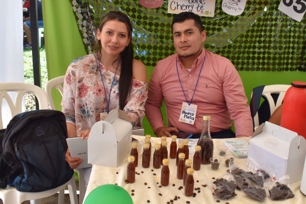 Estudiantes expositores compartieron productos derivados de la miel.