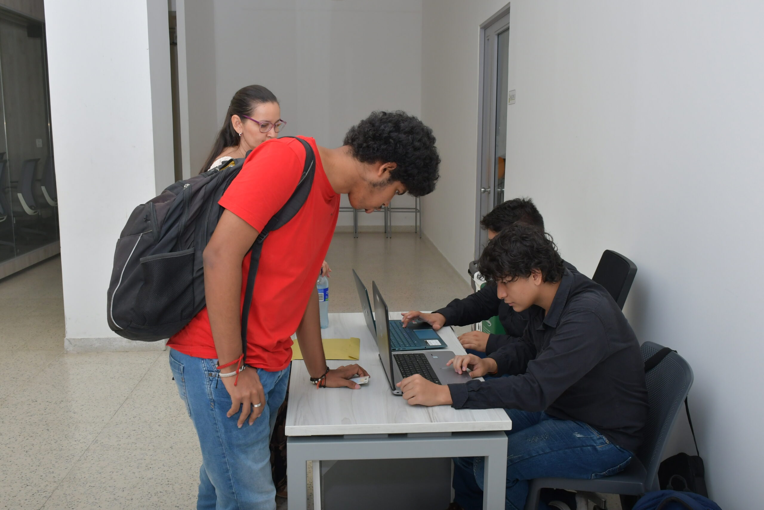 Estudiante de primer semestre realizando el registro previo a la expedición de la cita