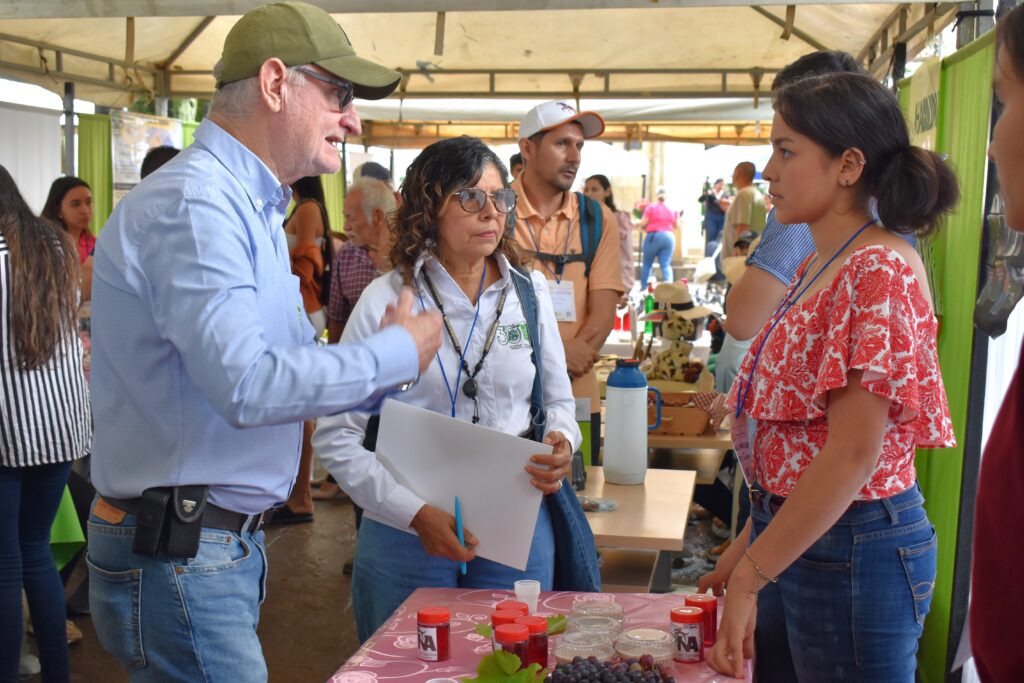 Profesores analizan proyecto presentado por una estudiante en "Emprendedores".