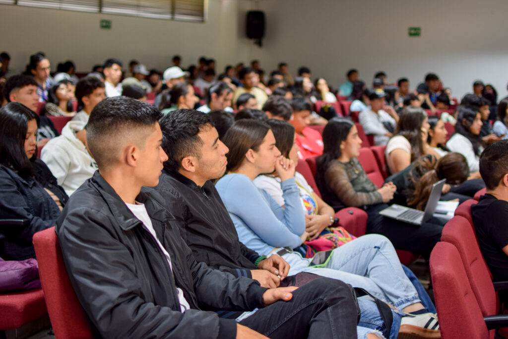 Estudiantes de la sede Barbosa escuchando a los candidatos representantes estudiantiles. 