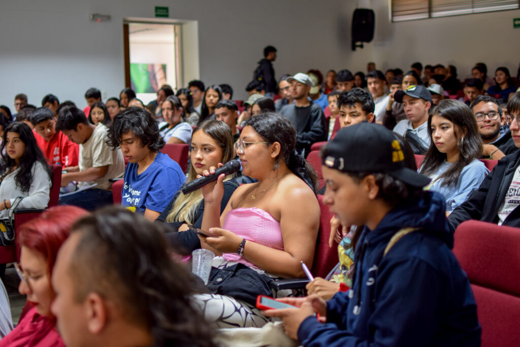 Estudiante de la Sede Barbosa realiza pregunta durante el foro de candidatos