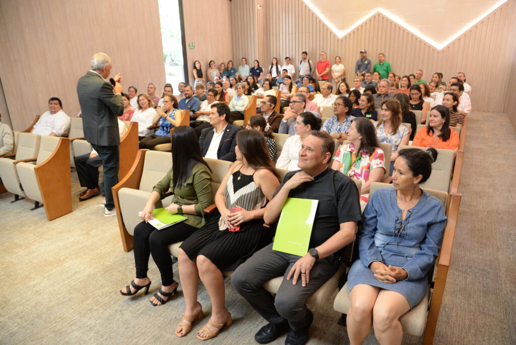 Presbítero Freddy Ramírez, acompañado de la comunidad universitaria, durante su homenaje