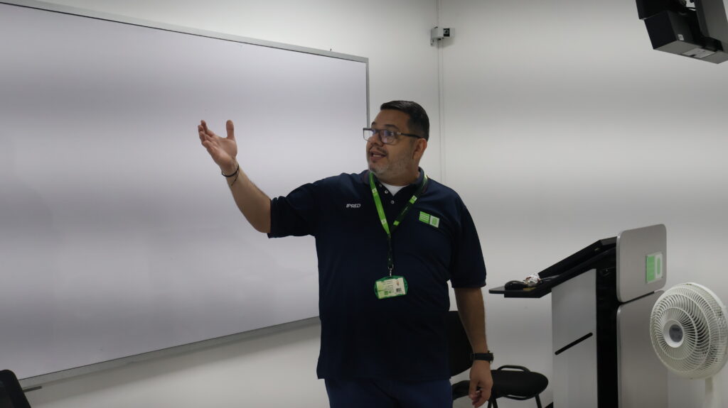 Raúl Gómez Torrado del IPRED dando charla a estudiantes