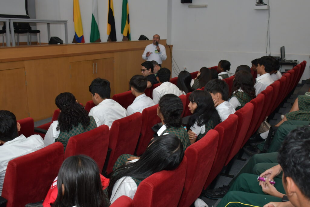 Estudiantes en charlas informativas de los programas UIS