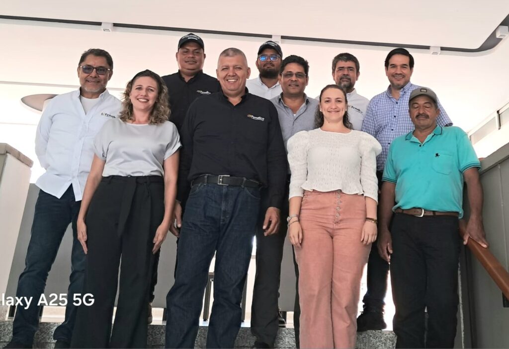 Fotografía grupal de los asistentes a la reunión Fenalce-UIS.