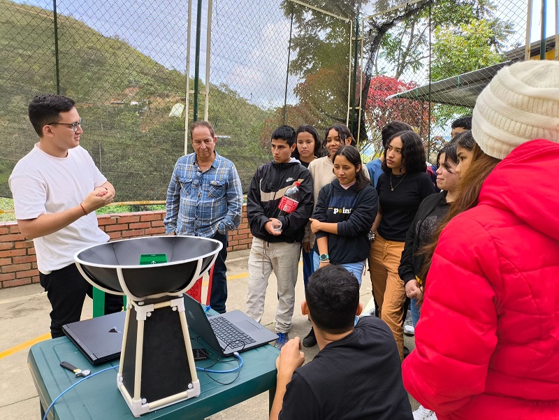 Imagen que muestra una charla sobre el uso de un radiotelescopio